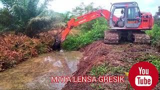 Buat parit dalam hutan excavator Hitachi super power