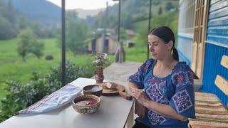 AMAZING WOMAN LIVES ALONE IN THE MOUNTAINS COOKING LUNCH
