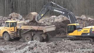 Volvo EC300DL loading Volvo A30D