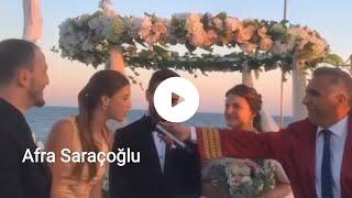 Afra Saraçoğlu kuzenin nikah şahitliğini yaptı