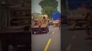 demi menghindari truk ini sampai angkat roda #shorts