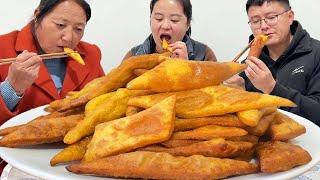 Xia Jie sent a large basket of sweet potatoes. Dandan made sweet potato corners for snacks in north
