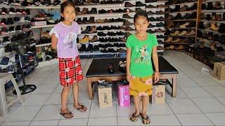 El Pastor NUNCA LE A COMPRADO un par de zapatos a sus hijas y Hoy las niñas disfrutan comprando