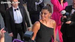 Nawell Madani très sympathique avec le public sur le tapis rouge du Festival de Cannes - 21.05.2023