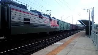 3ЭС5К-1215 Ермак с грузовым поездом проезжает платформу Сады-2 + ЭП1-028 с пассажирским поездом.