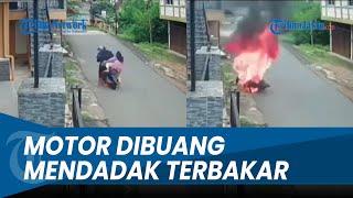 DETIK-DETIK NGERI Wanita Geletakkan Motor di Jalan Api Tiba-tiba Muncul