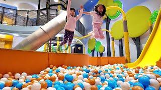 Lompat Ke Mandi Bola Di Dalam Bioskop - Playground Balls Pit Anak