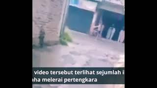 video detik-detik seorang pria tusuk mantan istrinya