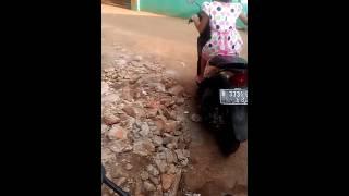 Bocah kecil belajar motor