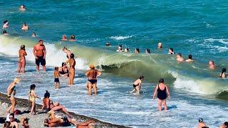 ЯЛТА. БРЫЗГИ ВИЗГИ катание на волнах Пляж Приморский штормит сегодня. Отдых в Крыму 2024