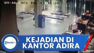 TEREKAM CCTV Kejadian Viral di Kantor Adira Finance Karawang