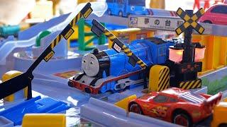 Thomas the Tank Engine  Shining railroad crossing Tomica Town and switching Plarail course