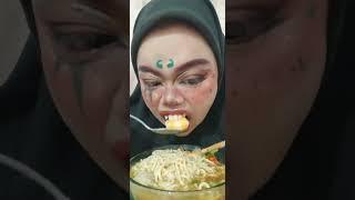 kekeyi  makan mie ayam dan pentol