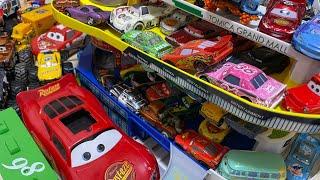 【lightning mcqueen toys collection】おもちゃのトミカカーズのブリック、レッド、はたらくくるま