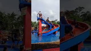 Serunya main Perosotan di Kolam Renang  #berenang #seru #asyiknya #lewatberanda #fyp