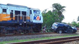 BEGINILAH PROSES EVAKUASI MOBIL RINGSEK YANG NYANGKUT DI JEMBATAN REL KALI ANGIN SUMPIUH BANYUMAS