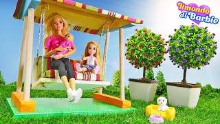 La famiglia di Barbie ha un dondolo nuovo Video con le bambole per bambini. Giochi con le Barbie