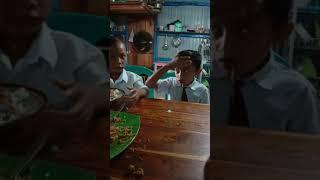 Lucu adik kakak berantem saat makan