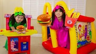 Emma & Jannie Pretend Play w McDonalds Hamburger Restaurant Food Toys