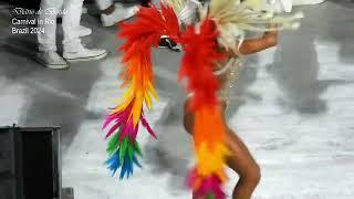 Mujer brasileña bailando en carnaval 2024