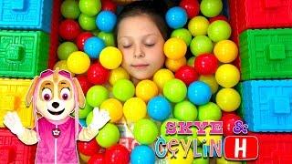 Ceylin & Skye - Colorful Ball Pool with Colorful Blocks - Learn Colors with Johnny Yes Papa ABC Song