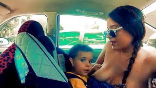 mulher amamentando o filho dentro de carro