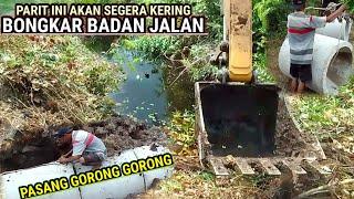 Air parit ini akan segera kering dan mengalir lewat jalan utama yang di jebol excavator