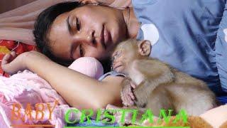 CRISTIANAs baby is nursing a baby to sleep This woman feeds the monkey with careSorry