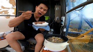 Crane driver Chen Banxians luxurious lunch Chicken soup and sausage