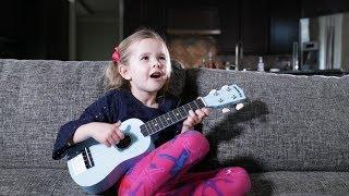 TWINKLE TWINKLE LITTLE STAR - 5-Year-Old Claires First Song on Ukulele