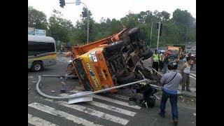 Mengerikan Kumpulan Video Detik-Detik Kecelakaan Truck Fuso Terguling Dan Gak Kuat Nanjak