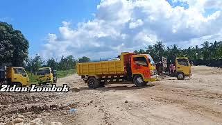 Dump truck  mobil dump truck muat tanah di bypass mandalika