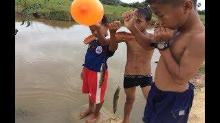 New Fishing Ideas Catching Fish - Smart Boys Fishing Using Balloon Work 100% - Balloon Fish Trap