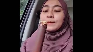 Gaya Ngemut Es Loly Cewek Berjilboobs Bikin Baper