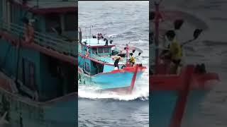 #kapal nelayan saat di hantam ombak besar...