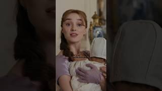 Eloise carga al bebe de Daphne #bridgerton #daphnebridgerton #eloisebridgerton