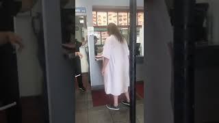 Crazy possessed Lady try’s to stab employees in Restaurant 