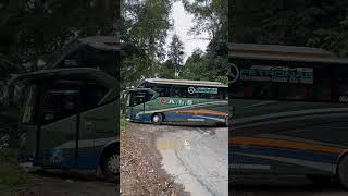 DI DEPAN JURANG BUS ALS MELEWATI JALUR EKSTRIM SUMBAR