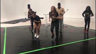 Shakira y JaQuel Knight bailan salsa al son de El Gran Combo de Puerto Rico