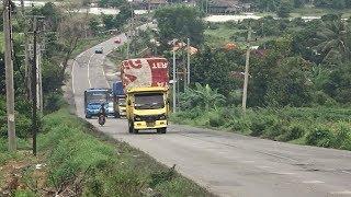 Truk Hino Isuzu Dan Canter Muatan Berat Dan Tinggi Di Tanjakan Lintas Sumatera