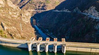 Есенен полет над стената на язовир ВъчаAutumn flight over the wall of Vacha dam