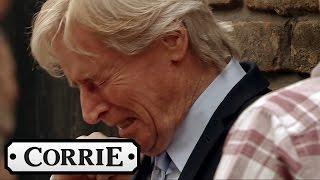 Coronation Street - Ken Breaks Down In The Ginnel