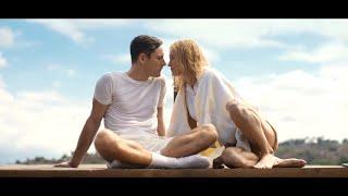 Lessons in Chemistry Season1 Episode2 Brie Larson and Lewis Pullman kissing by the lake 2023