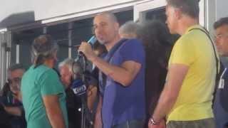 Ο Σίλας Σεραφείμ στη διαμαρτυρία για το κλείσιμο της ΕΡΤ στο Ραδιομέγαρο