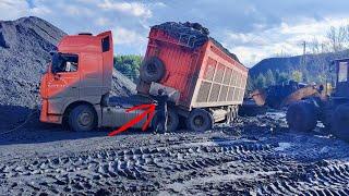 Top dangerous moments【E4】 of truck driving heavy duty truck fail operation compilations