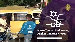 Nekat Terobos Perlintasan Angkot Ditabrak Kereta