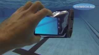 Водозащитный чехол от «Aquapac» и смартфон испытания в бассейне