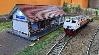 Merakit Miniatur Stasiun Kereta Api Karangpucung di Diorama Kamod - Mainan Kereta Api Indonesia