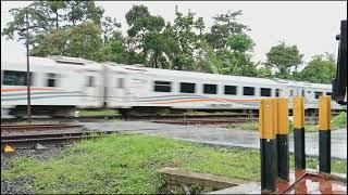 kereta api dari arah barathujan gerimis