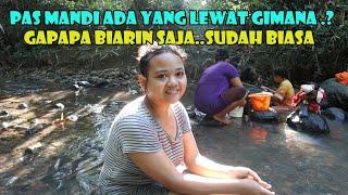 Mereka Mandi Di Sungai..Kalau Ada Yang Lewat Mereka Cuex Aja..Ngak Apa Apa..Sudah Biasa..